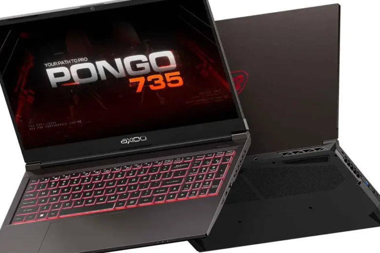 Laptop AXIOO Pongo 735 hitam dengan tombol-tombol berlampu latar merah dan layar merah tua yang menampilkan logo "Pongo 735." Laptop ini sedikit terbuka, memperlihatkan keyboard dan trackpad. Bagian belakang laptop juga terlihat, dengan ventilasi untuk pendinginan dan logo merah.