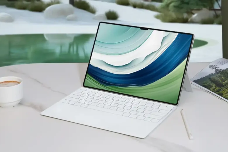 Huawei MatePad Pro 13,2 di atas meja marmer dengan secangkir kopi dan latar belakang pemandangan alami.