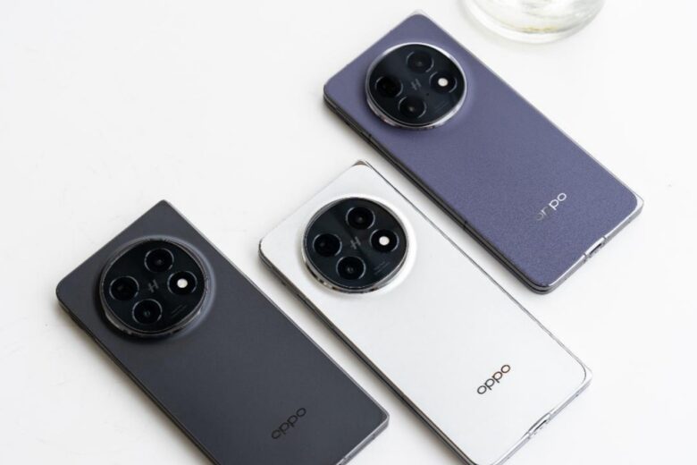 Tiga smartphone Oppo Find N5 dengan desain elegan dalam warna hitam, putih, dan ungu, terletak di atas permukaan putih.