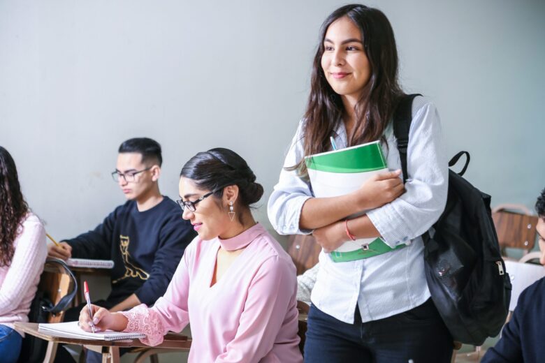 Gambar Mahasiswi di Kelas