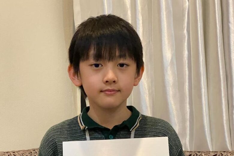 Gambar Ryu Kintaro memegang penghargaan YouTube Play Button.