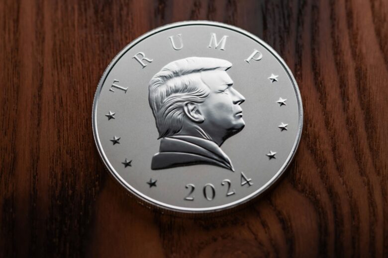 Koin peringatan bertuliskan "TRUMP 2024" dengan gambar profil Donald Trump
