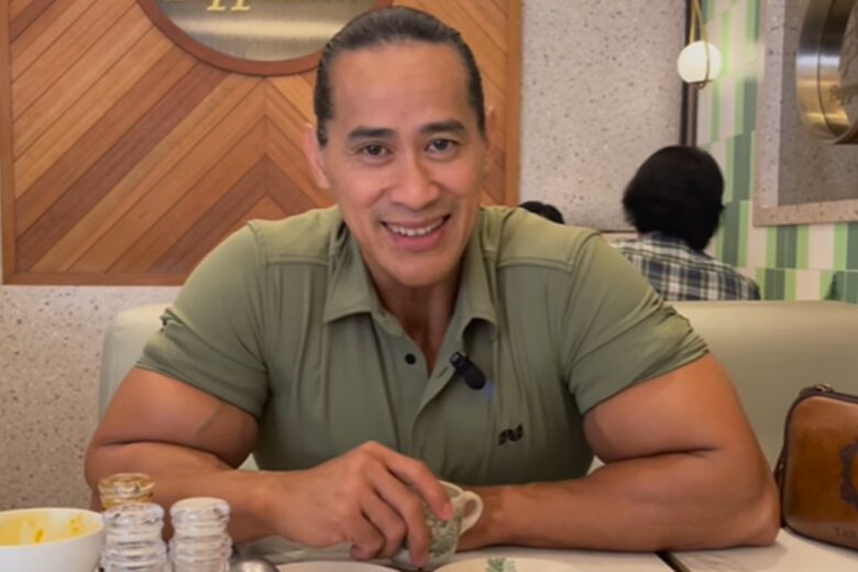 Ade Rai Menikmati Sarapan dengan Telur Rebus di Restoran