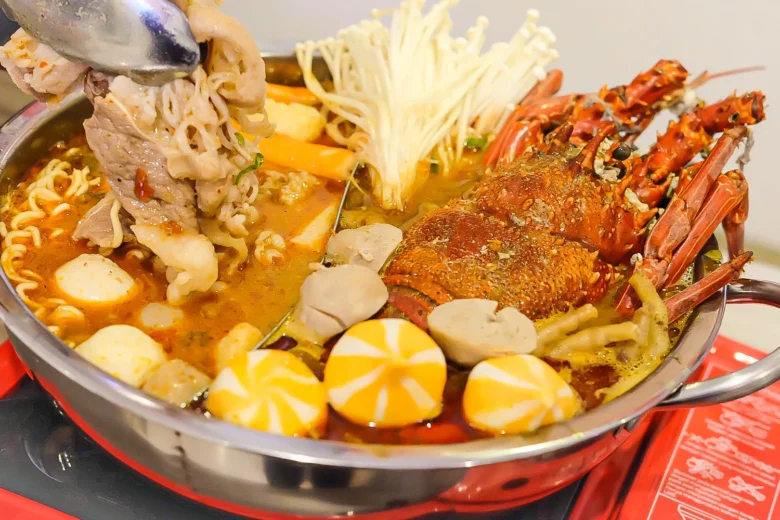 Seblak dengan daging, seafood, dan aneka bahan lezat dalam panci.