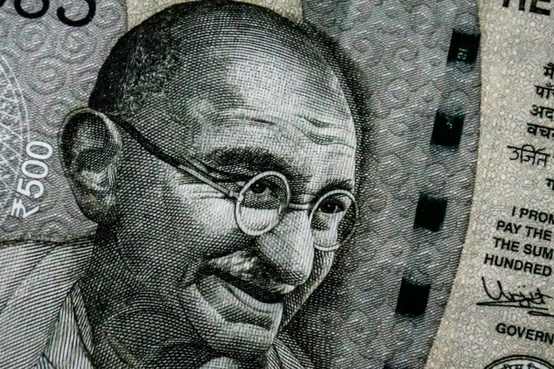 Gambar close-up uang kertas pecahan ₹500 India dengan gambar Mahatma Gandhi.