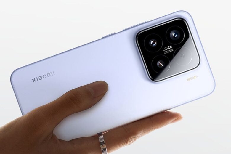 Handphone Xiaomi 15 berwarna putih dipegang dengan satu tangan, menunjukkan desain belakang dan kamera Leica