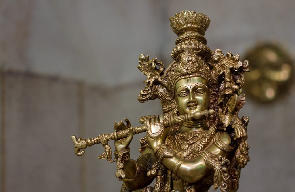 Patung Dewa Krishna, salah satu dewa utama dalam agama Hindu.