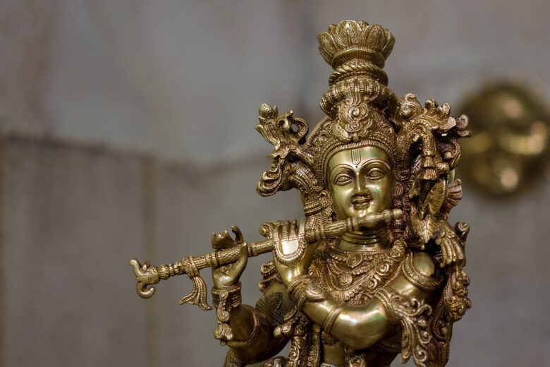 Patung Dewa Krishna, salah satu dewa utama dalam agama Hindu.