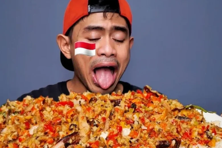Tanboy Kun dengan bendera Indonesia di pipi, berpose dengan piring besar nasi