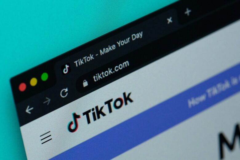 Tampilan halaman utama TikTok dengan logo dan slogan "Make Your Day"
