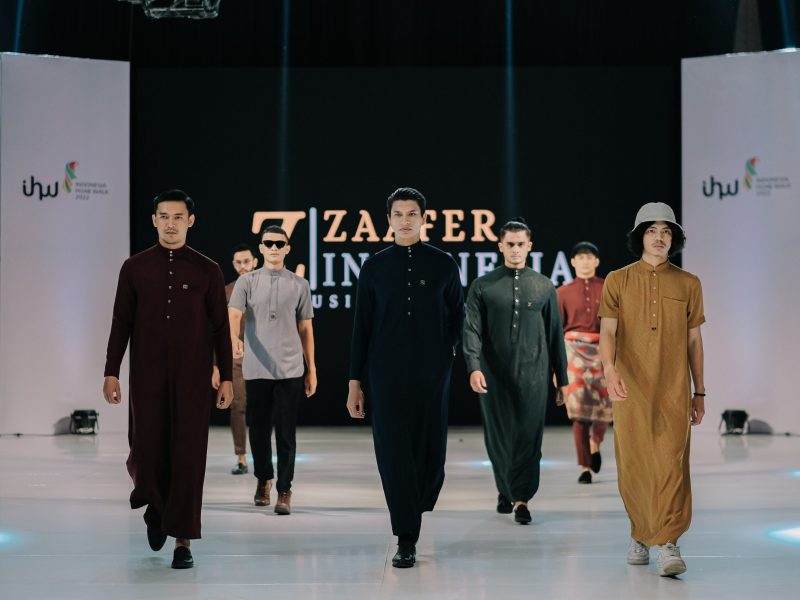 Model Pria Mengenakan Pakaian Modis di Panggung Fashion Zaafer Indonesia