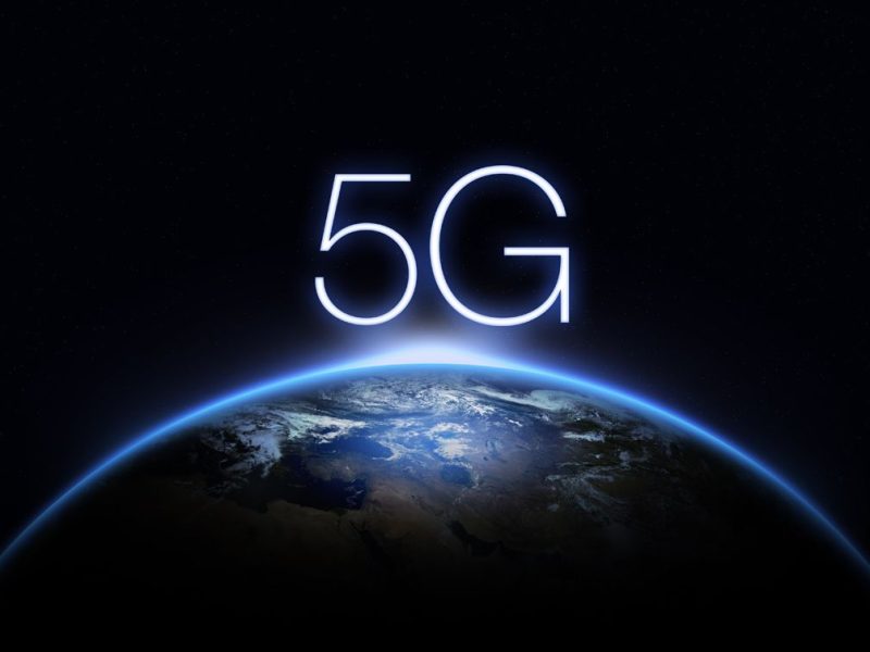 Simbol 5G dengan latar belakang Bumi di luar angkasa