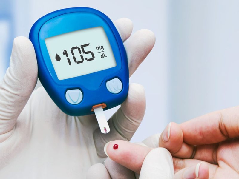 Pemeriksaan kadar gula darah menggunakan glukometer dengan hasil 105 mg/dL.