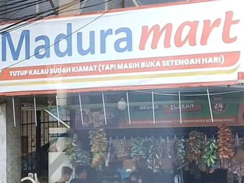 Tampak depan Madura Mart dengan tulisan "Tutup Kalau Sudah Kiamat".