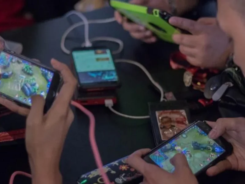 Bermain Game Mobile Legends: Keseruan dan Strategi Bersama Teman Sejumlah pemain sedang menikmati permainan Mobile Legends di ponsel mereka.
