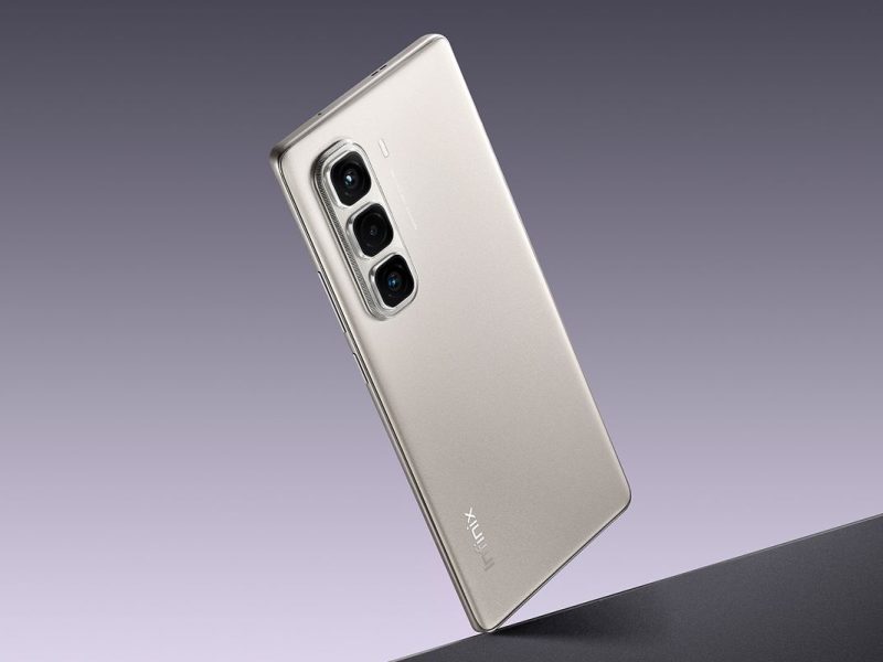 Alt Gambar: Gambar ponsel Infinix Note 50 Pro berwarna silver yang menampilkan tiga kamera di bagian belakang