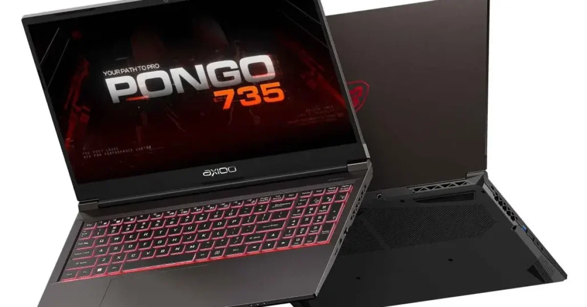 Laptop AXIOO Pongo 735 hitam dengan tombol-tombol berlampu latar merah dan layar merah tua yang menampilkan logo "Pongo 735." Laptop ini sedikit terbuka, memperlihatkan keyboard dan trackpad. Bagian belakang laptop juga terlihat, dengan ventilasi untuk pendinginan dan logo merah.