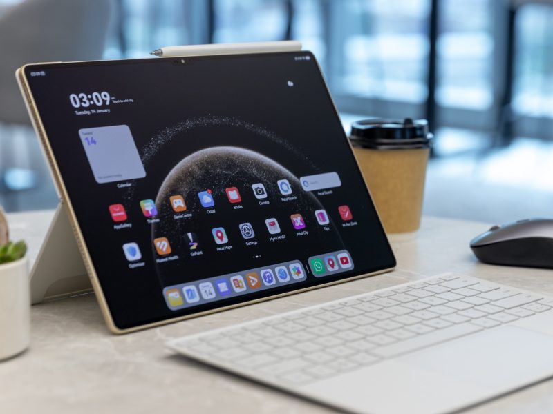 Tablet Huawei MatePad Pro 13,2 dengan keyboard dan mouse di atas meja kerja.
