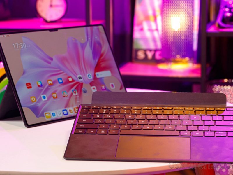 Huawei MatePad Pro 13,2 dengan keyboard detachable di lingkungan stylish