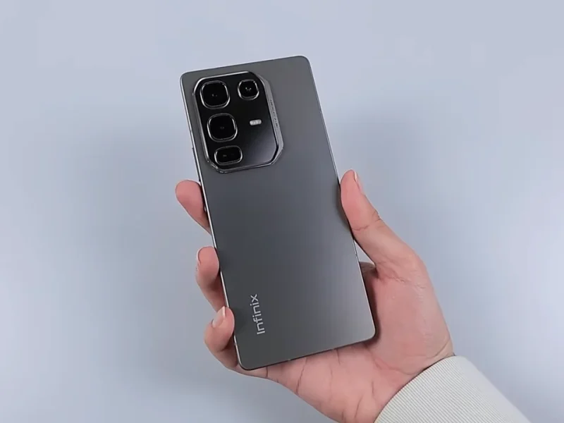 Smartphone Infinix Note 50 Pro, tampak belakang dengan kamera dan logo Infinix