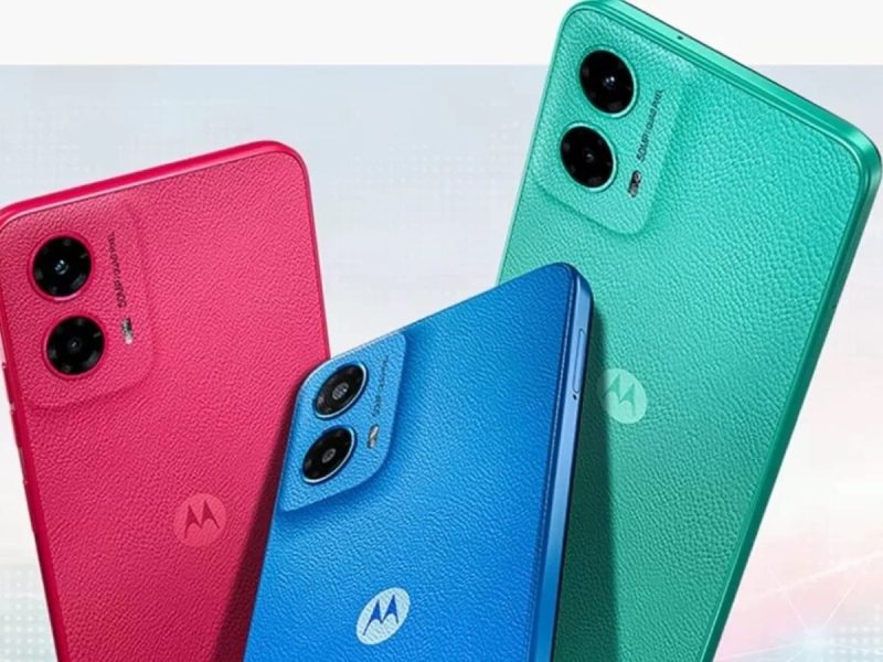 Tiga model smartphone Motorola berwarna merah muda, biru, dan hijau.