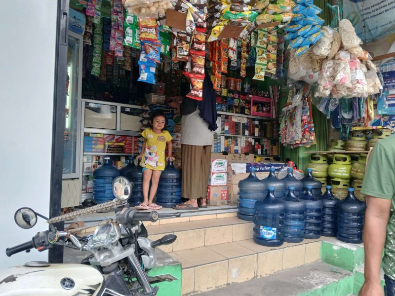 Suasana Warung Madura di Lingkungan Masyarakat