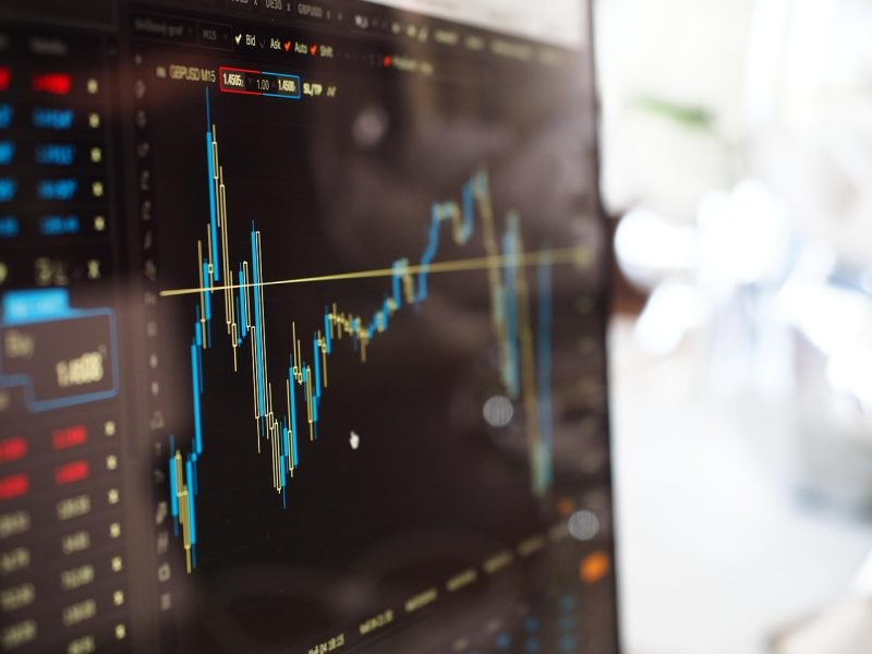 Grafik candlestick menunjukkan pergerakan harga pasangan mata uang GBP/USD dengan data pasar forex.