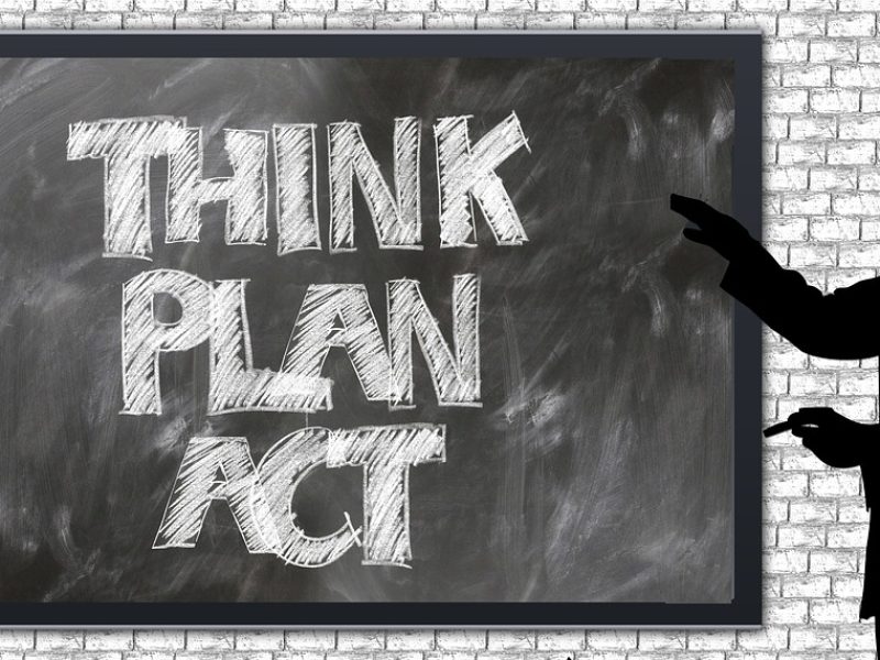 Seorang Micro-influencer yang Berbagi Pengalaman Produk Siluet seorang pria berdiri di depan papan tulis dengan tulisan "THINK PLAN ACT".