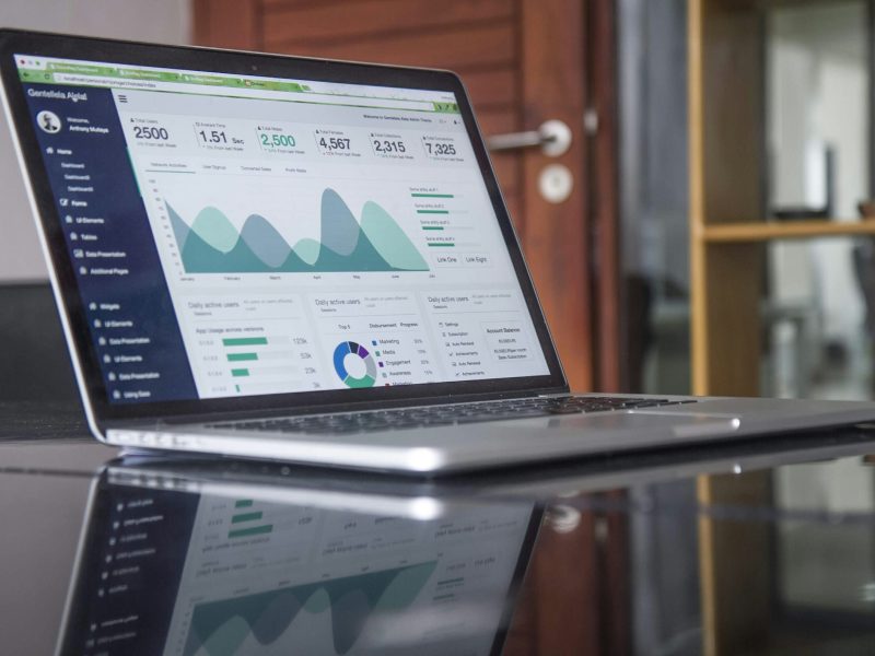 Dasbor Analitik di Komputer Laptop Komputer laptop yang terbuka ke halaman web yang menampilkan dasbor data analitik.
