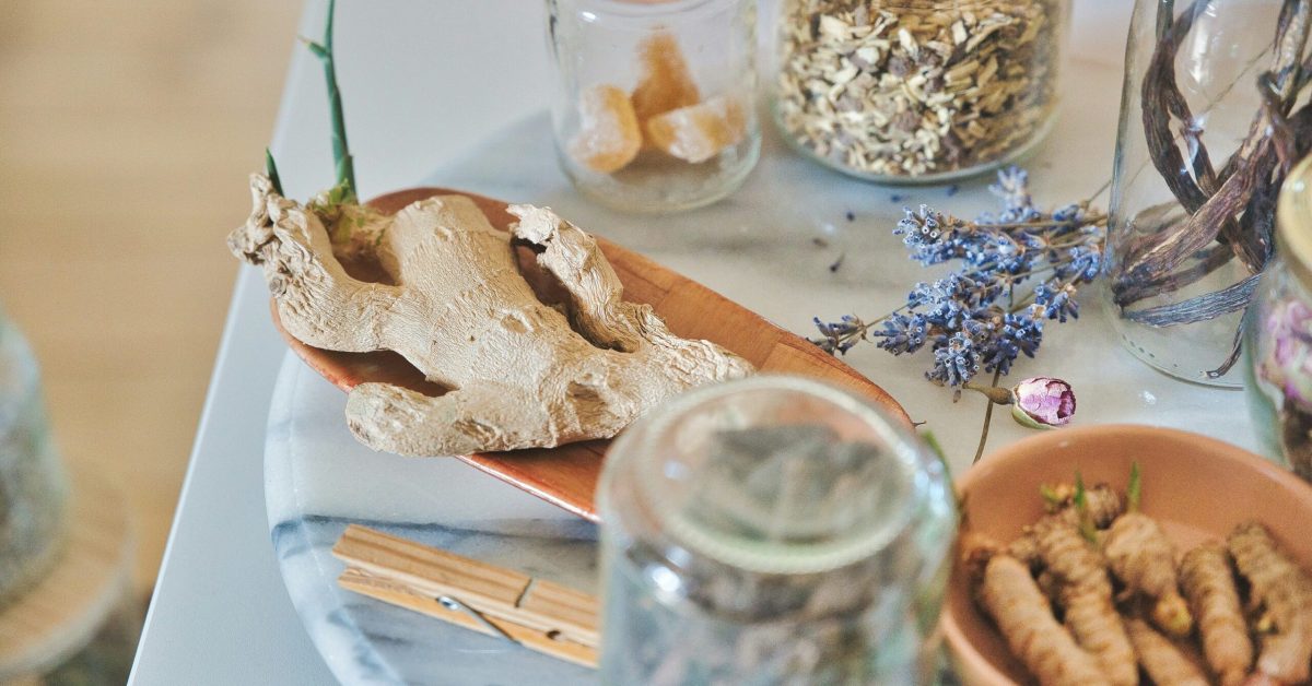 Meja dapur dengan berbagai rempah dan herbal, termasuk jahe, lavender, dan potongan gula