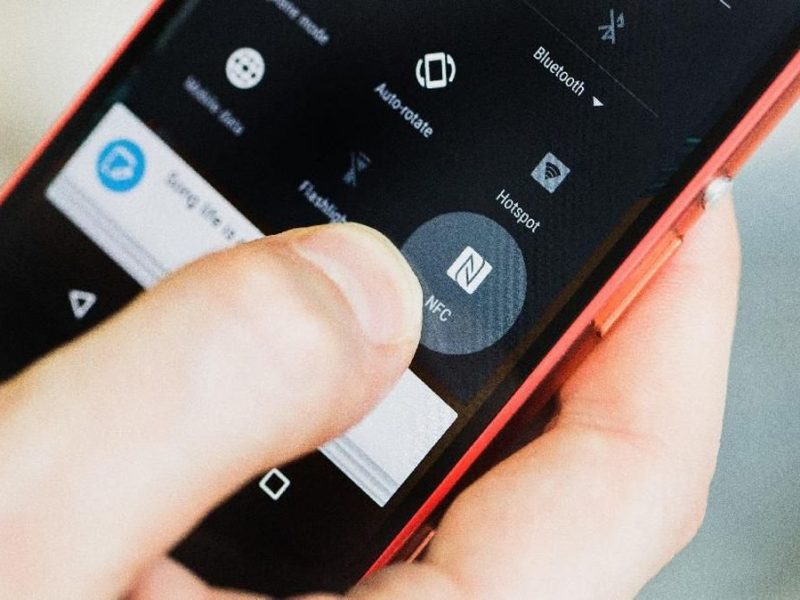 Handphone dengan pengaturan NFC di layar sentuh