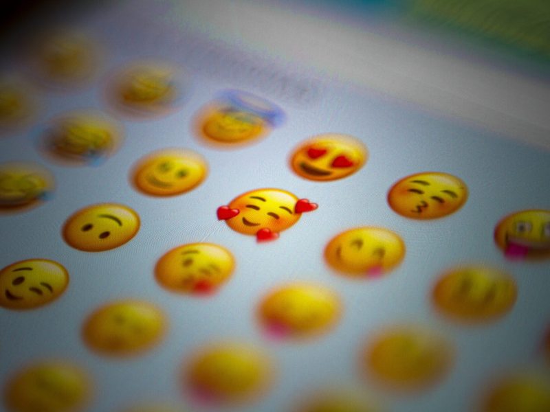 Ekspresi Emosi dengan Emoji Lucu Tampilan kumpulan emoji dengan emoji cinta yang menonjol di tengahnya.