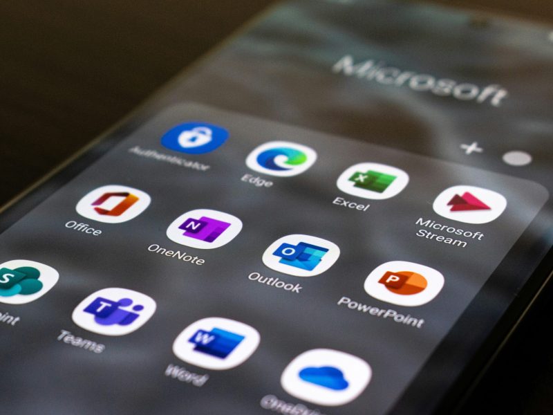 Aplikasi Microsoft seperti Word, Excel, PowerPoint, OneNote, Outlook dan Teams ditampilkan di layar smartphone.