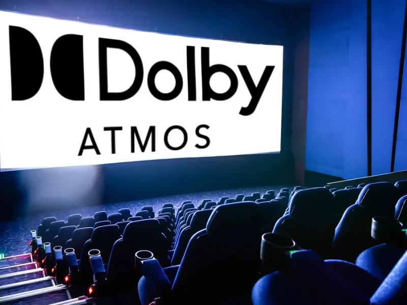 Ruang bioskop dengan layar menampilkan logo Dolby Atmos