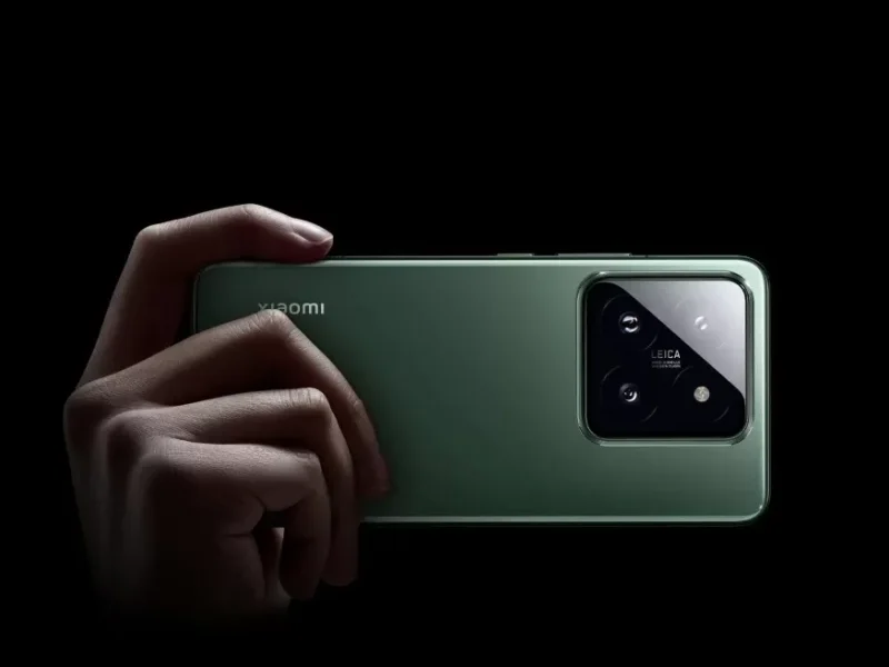 Tangan memegang smartphone Xiaomi 15 warna hijau dengan kamera Leica