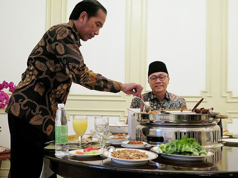 Presiden Jokowi menyendok makanan bersama Zulkifli Hasan dalam suasana ramah di meja makan.