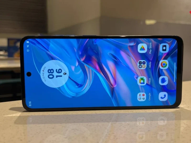 Smartphone Motorola Moto G45 5G dengan tampilan layar penuh dan tanggal di bagian atas.