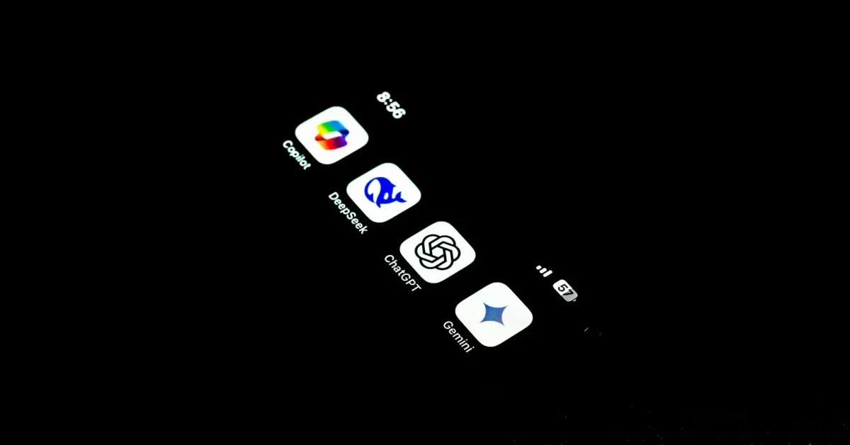 Produk AI di Layar Ponsel Tangkapan layar layar ponsel yang menampilkan ikon beberapa produk AI, termasuk Copilot, DeepSeek, ChatGPT, dan Gemini. Waktu menunjukkan pukul 8:56 dan baterainya 57%.