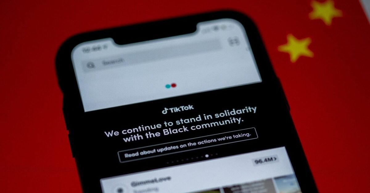 Layar ponsel menampilkan pesan dari TikTok yang mengekspresikan dukungannya terhadap komunitas Black di atas latar belakang bendera China.