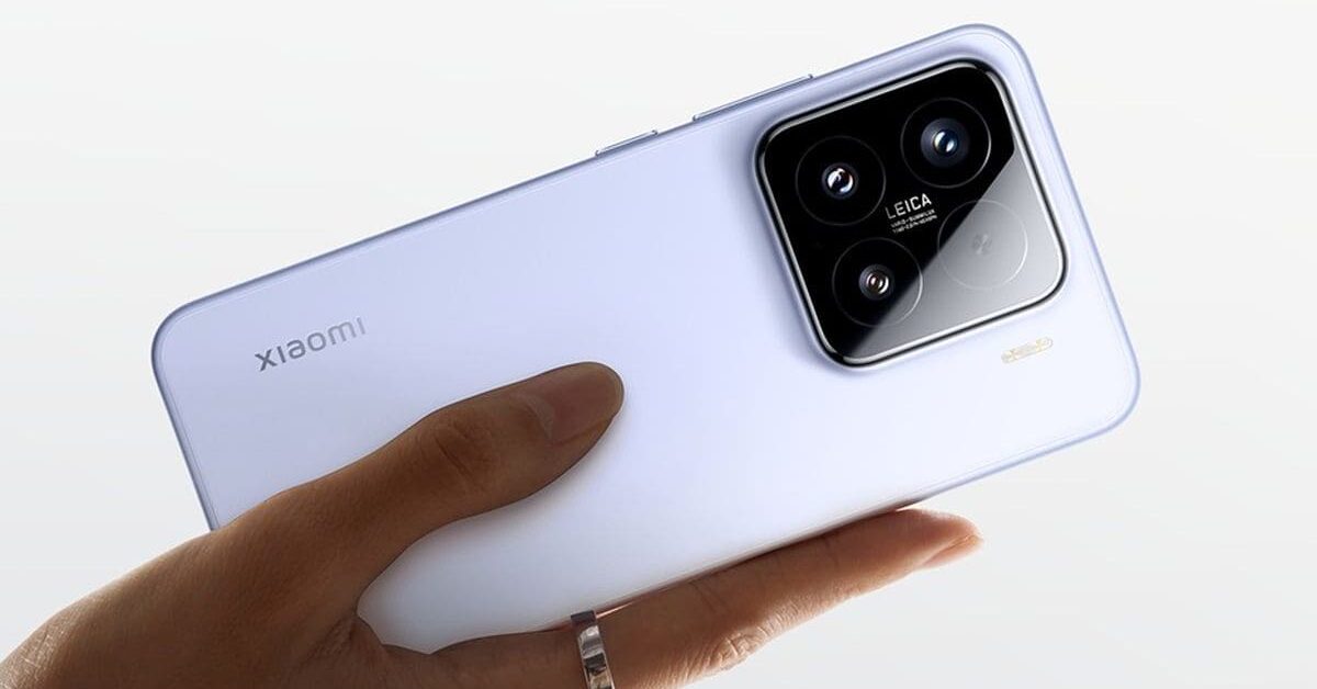 Handphone Xiaomi 15 berwarna putih dipegang dengan satu tangan, menunjukkan desain belakang dan kamera Leica